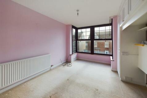 3 bedroom flat for sale