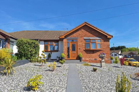 St Peters Drive, Galley Common... 3 bed semi