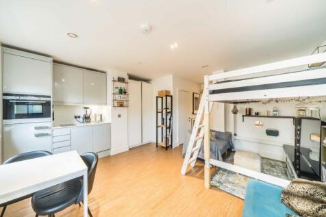 Red Lion Square, London SW18 Studio for sale