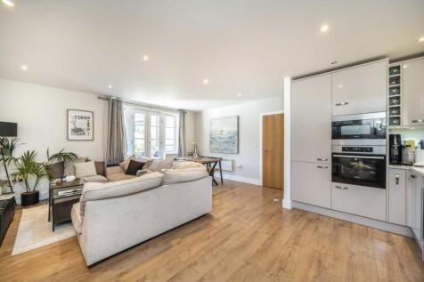 Garratt Lane, London SW18 2 bed flat for sale