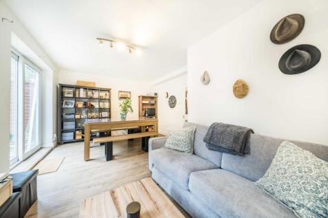 Borrodaile Road, London SW18 3 bed flat for sale