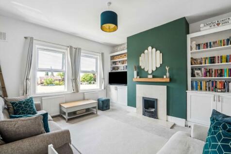 Heathfield Square, London SW18 3 bed flat for sale