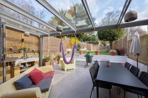 5 bedroom semi-detached house for sale