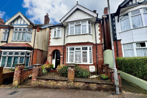 Hillborough Road, Luton 3 bed detached house for sale