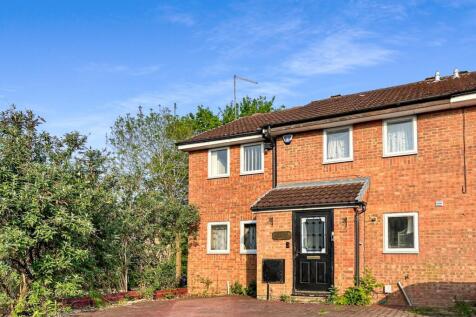 Evergreen Way, Luton, Bedfordshire... 4 bed end of terrace house for sale