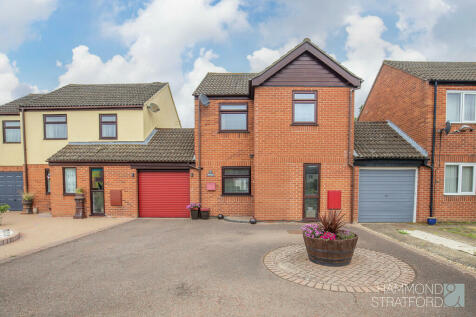 3 bedroom link detached house for sale