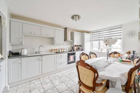 3 bedroom maisonette for sale