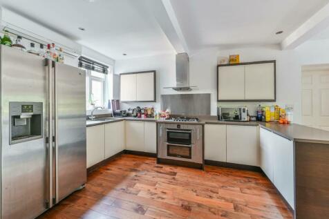 3 bedroom flat for sale