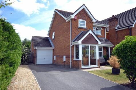 Vitre Gardens, Lymington, Hampshire... 3 bed detached house for sale