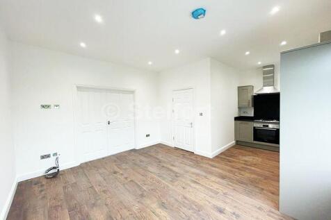 Squires Lane, London, N3 2 bed apartment for sale