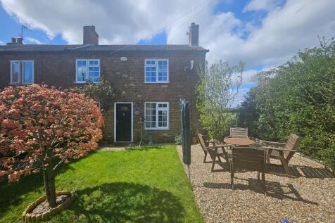 NO CHAIN at Hollies Cottage in... 3 bed semi