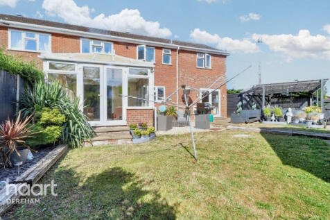 4 bedroom semi-detached house for sale