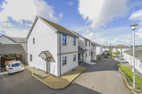 3 bedroom link detached house for sale
