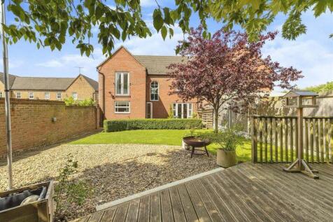 Winston Drive, Banbury.  Double Garage. 4 bed semi