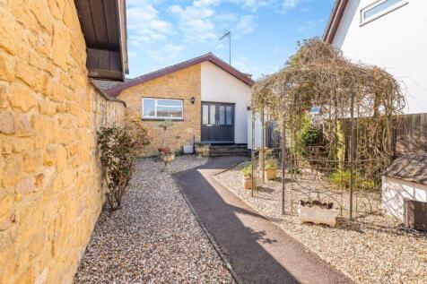Glebe Rise, Kings Sutton 3 bed detached bungalow for sale
