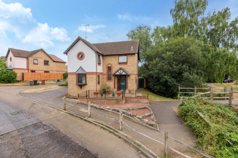 Dairyman's Walk, Guildford, Surrey, GU4 3 bed detached house for sale