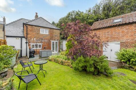 High Street, Grantham LN5 3 bed detached house for sale