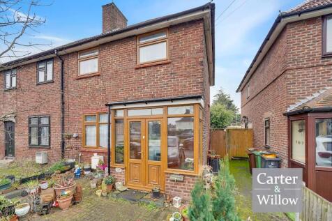 Valence Avenue, Dagenham, Essex 3 bed end of terrace house for sale