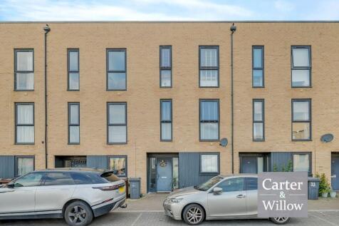 Royal Anglian Way, Essex 6 bed terraced house for sale
