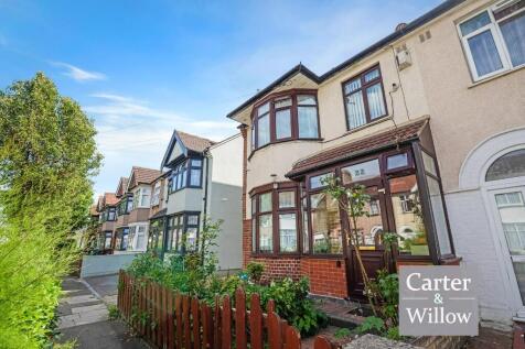 Sherwood Gardens, Barking, Essex 5 bed end of terrace house for sale