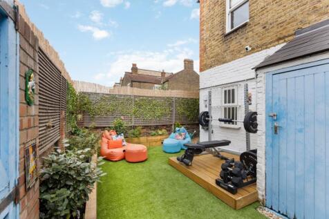 St Elmo Road, Shepherd's Bush W12 2 bed maisonette for sale