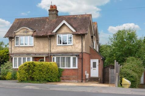 London Road, Pulborough, RH20 2 bed semi