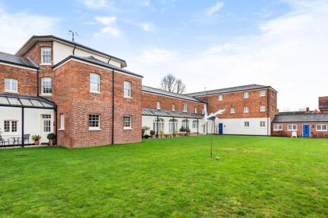 Central Thame, Oxfordshire 2 bed mews for sale