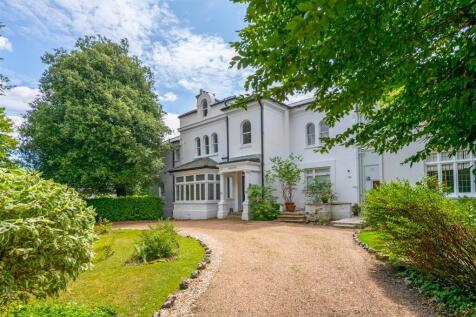 2 bedroom ground floor flat for sale