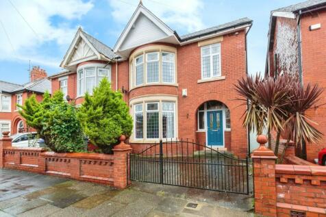 5 bedroom semi-detached house for sale