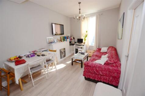 Uxbridge Road, London W12 2 bed flat for sale