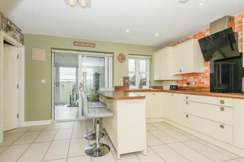 South Brook Gardens, Mirfield WF14 4 bed detached house for sale