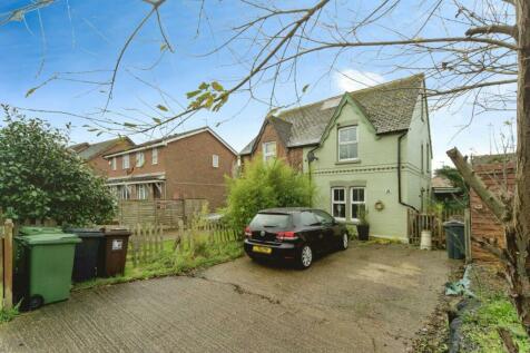 Semi-detached house for sale