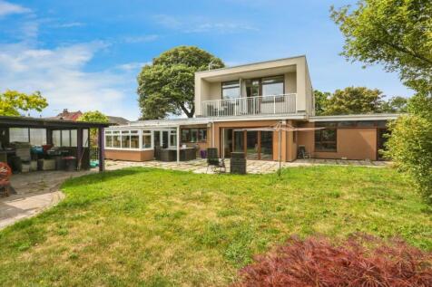High Road, Felixstowe IP11 6 bed detached house for sale