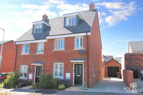 Nightjar Street, Berkshire RG14 3 bed semi