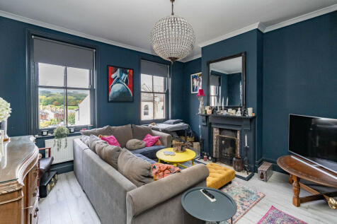 High Street, Dorking 2 bed maisonette for sale