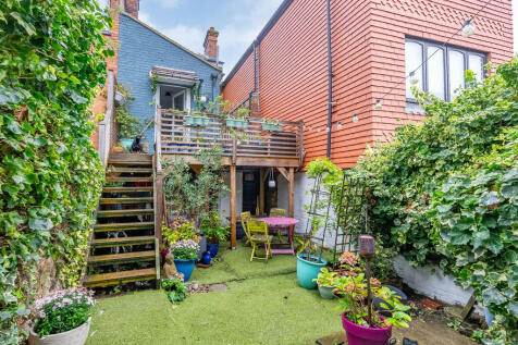 High Street, Dorking 2 bed maisonette for sale