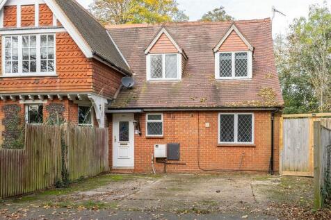 Bentsbrook Close, North Holmwood 3 bed semi