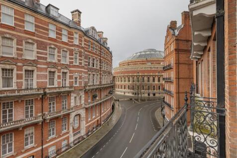 4 bedroom flat for sale