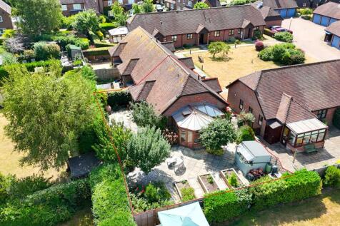 Thame, Oxfordshire, OX9 2 bed terraced bungalow for sale