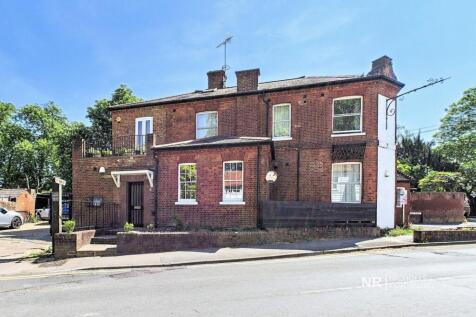 Woodcote Road, Epsom, Surrey. KT18 2 bed ground floor flat for sale
