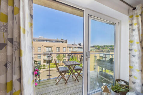 The Embankment, Hemel Hempstead, HP3 2 bed apartment for sale