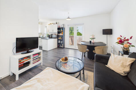 Adrian Close, Boxmoor, HP1 2 bed apartment for sale