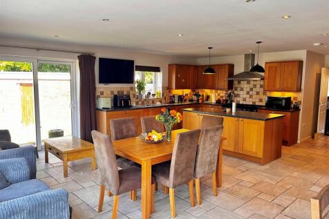 6 bedroom detached bungalow for sale