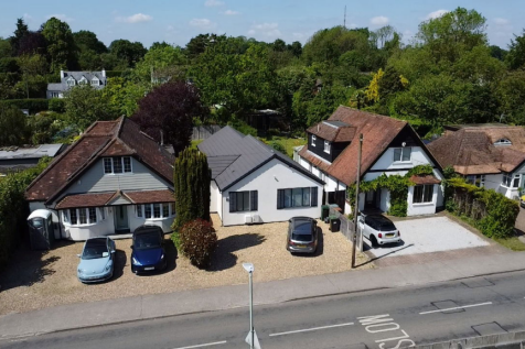 Toms Lane, Kings Langley 2 bed detached bungalow for sale