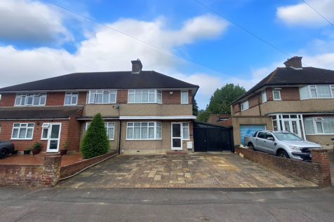 Durrants Drive, Croxley Green... 3 bed semi