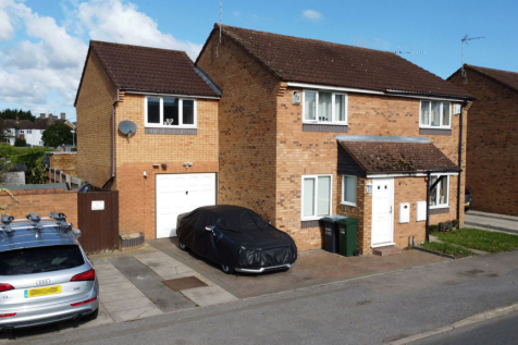 Springwell Avenue, Mill End... 3 bed semi