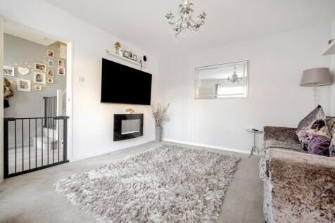 Earlstone Crescent, Gloucestershire BS30 3 bed terraced house for sale