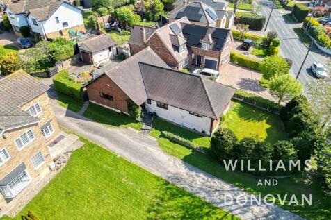 Hockley Road, Rayleigh 3 bed detached bungalow for sale