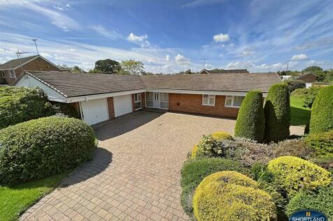 4 bedroom detached bungalow for sale