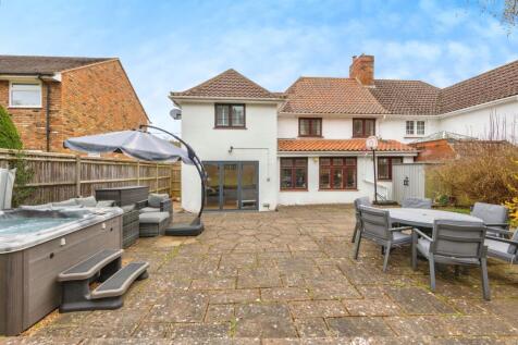 4 bedroom semi-detached house for sale